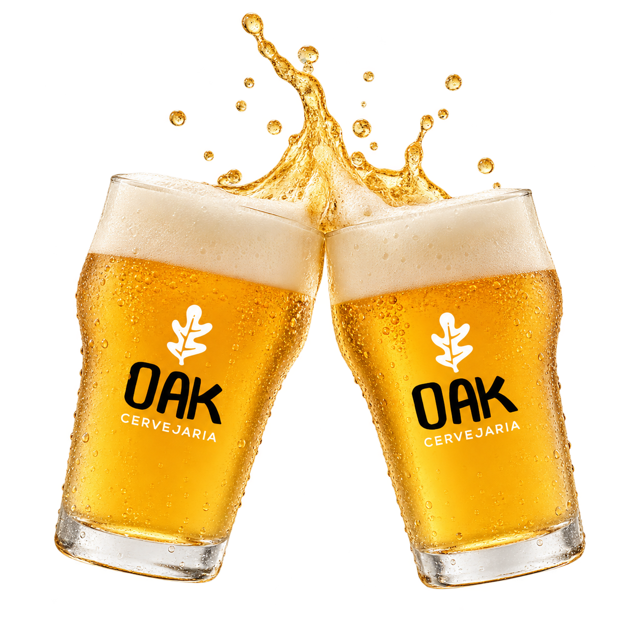 Dois copos Oak brindando com um respingo de cerveja